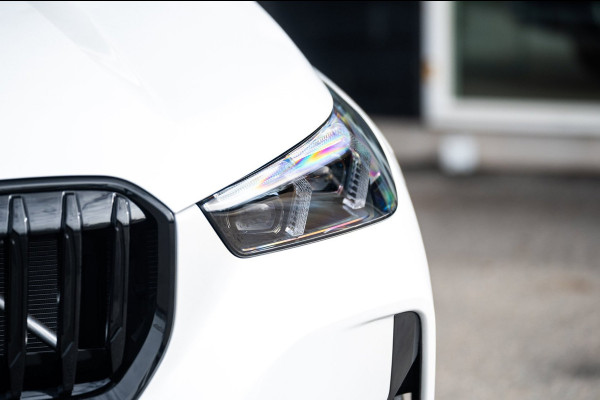 BMW iX1 EDrive 20 M Sport Live Cockpit I Mineralweiss Metallic I Head Up I Led I CarPlay I 360 Camera I M-Sportremmen rood I BTW