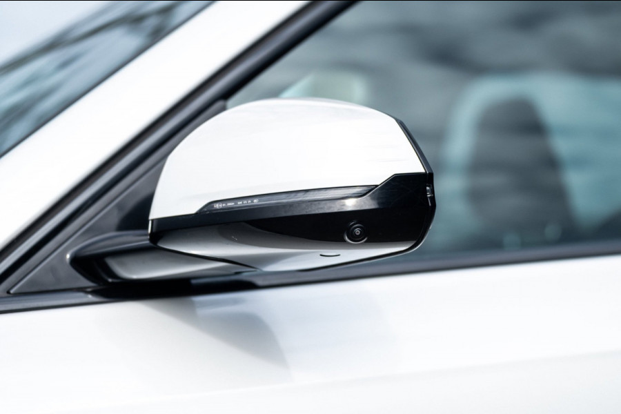 BMW iX1 EDrive 20 M Sport Live Cockpit I Mineralweiss Metallic I Head Up I Led I CarPlay I 360 Camera I M-Sportremmen rood I BTW