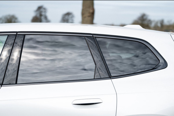 BMW iX1 EDrive 20 M Sport Live Cockpit I Mineralweiss Metallic I Head Up I Led I CarPlay I 360 Camera I M-Sportremmen rood I BTW