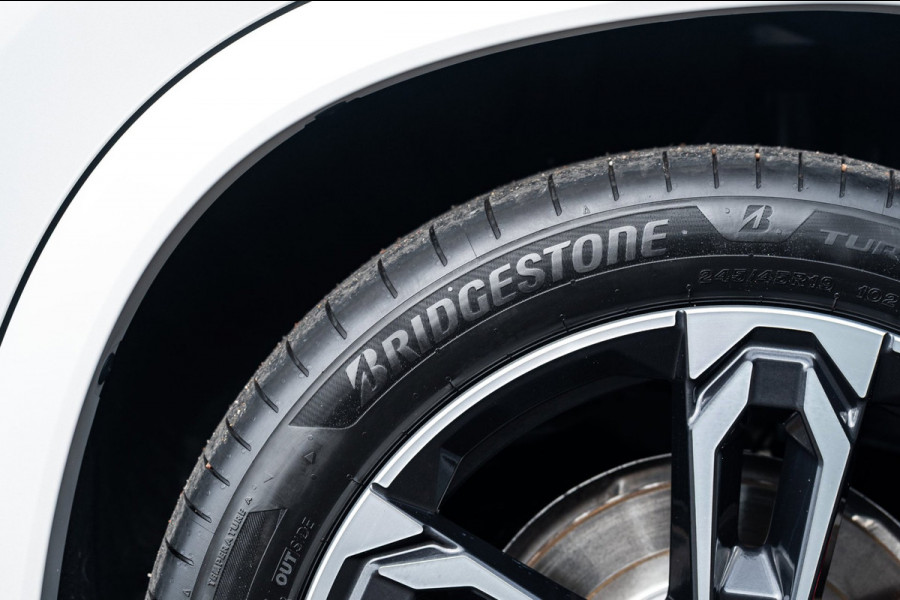 BMW iX1 EDrive 20 M Sport Live Cockpit I Mineralweiss Metallic I Head Up I Led I CarPlay I 360 Camera I M-Sportremmen rood I BTW