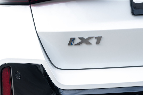 BMW iX1 EDrive 20 M Sport Live Cockpit I Mineralweiss Metallic I Head Up I Led I CarPlay I 360 Camera I M-Sportremmen rood I BTW