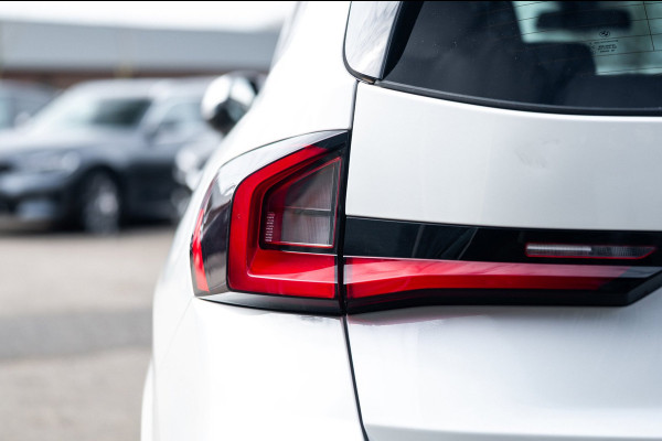 BMW iX1 EDrive 20 M Sport Live Cockpit I Mineralweiss Metallic I Head Up I Led I CarPlay I 360 Camera I M-Sportremmen rood I BTW