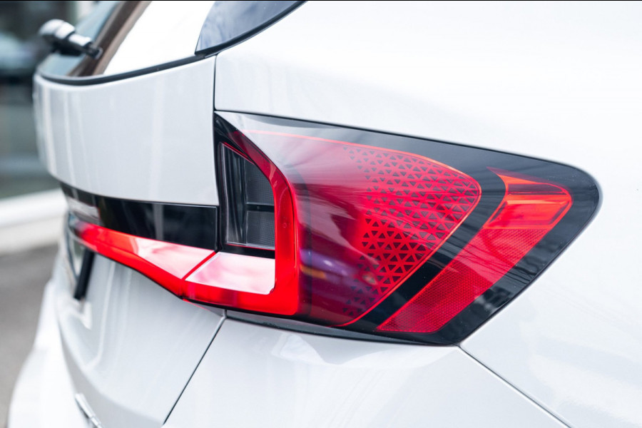 BMW iX1 EDrive 20 M Sport Live Cockpit I Mineralweiss Metallic I Head Up I Led I CarPlay I 360 Camera I M-Sportremmen rood I BTW