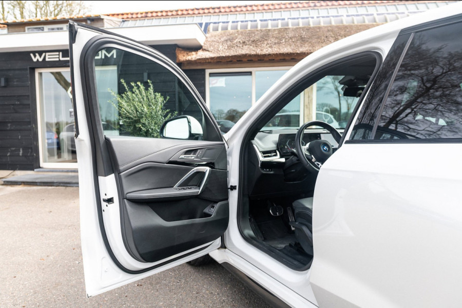 BMW iX1 EDrive 20 M Sport Live Cockpit I Mineralweiss Metallic I Head Up I Led I CarPlay I 360 Camera I M-Sportremmen rood I BTW