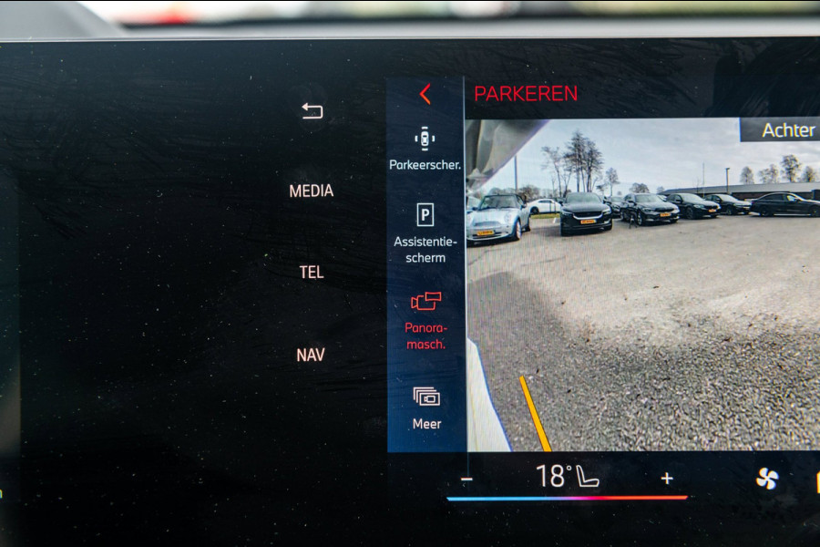 BMW iX1 EDrive 20 M Sport Live Cockpit I Mineralweiss Metallic I Head Up I Led I CarPlay I 360 Camera I M-Sportremmen rood I BTW