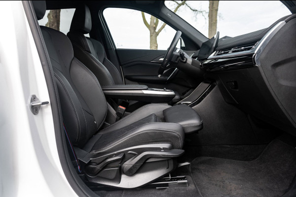 BMW iX1 EDrive 20 M Sport Live Cockpit I Mineralweiss Metallic I Head Up I Led I CarPlay I 360 Camera I M-Sportremmen rood I BTW