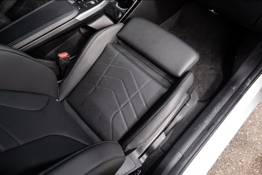 BMW iX1 EDrive 20 M Sport Live Cockpit I Mineralweiss Metallic I Head Up I Led I CarPlay I 360 Camera I M-Sportremmen rood I BTW