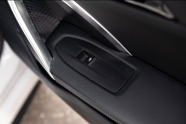 BMW iX1 EDrive 20 M Sport Live Cockpit I Mineralweiss Metallic I Head Up I Led I CarPlay I 360 Camera I M-Sportremmen rood I BTW