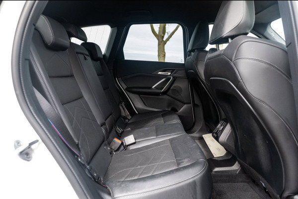 BMW iX1 EDrive 20 M Sport Live Cockpit I Mineralweiss Metallic I Head Up I Led I CarPlay I 360 Camera I M-Sportremmen rood I BTW