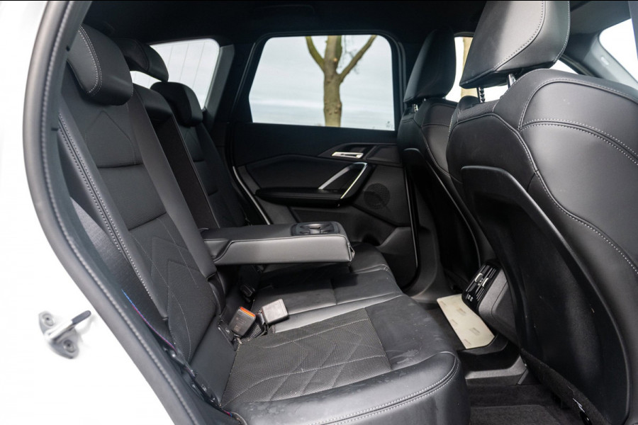 BMW iX1 EDrive 20 M Sport Live Cockpit I Mineralweiss Metallic I Head Up I Led I CarPlay I 360 Camera I M-Sportremmen rood I BTW