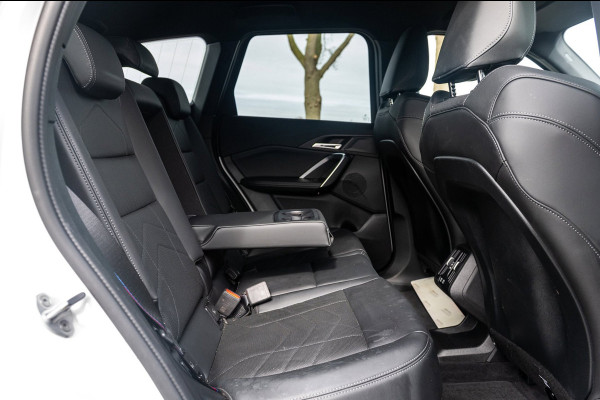 BMW iX1 EDrive 20 M Sport Live Cockpit I Mineralweiss Metallic I Head Up I Led I CarPlay I 360 Camera I M-Sportremmen rood I BTW