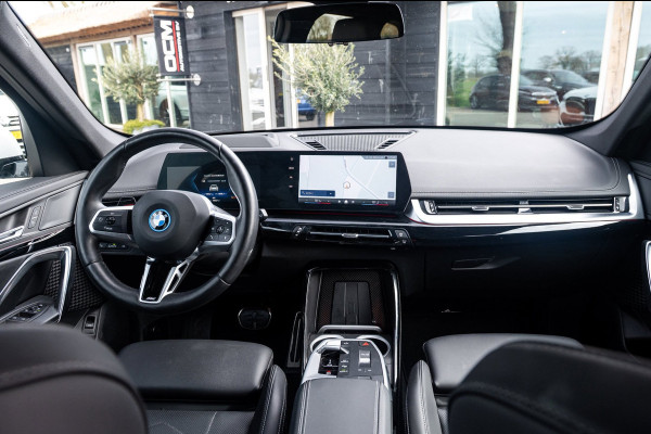 BMW iX1 EDrive 20 M Sport Live Cockpit I Mineralweiss Metallic I Head Up I Led I CarPlay I 360 Camera I M-Sportremmen rood I BTW