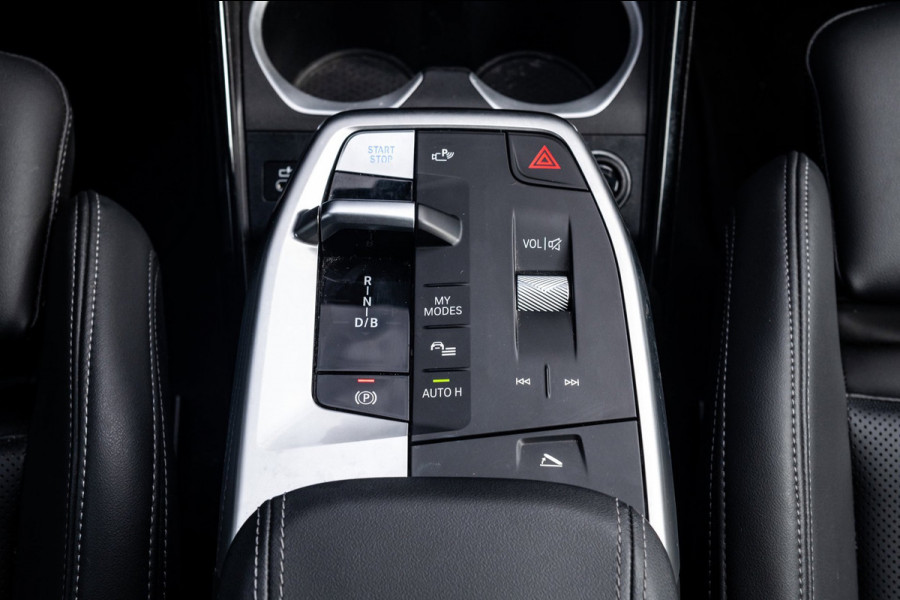 BMW iX1 EDrive 20 M Sport Live Cockpit I Mineralweiss Metallic I Head Up I Led I CarPlay I 360 Camera I M-Sportremmen rood I BTW