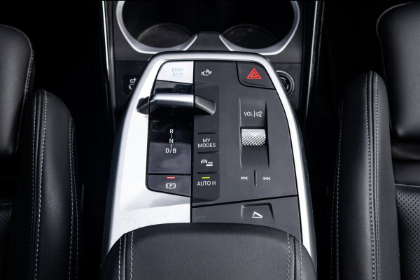 BMW iX1 EDrive 20 M Sport Live Cockpit I Mineralweiss Metallic I Head Up I Led I CarPlay I 360 Camera I M-Sportremmen rood I BTW