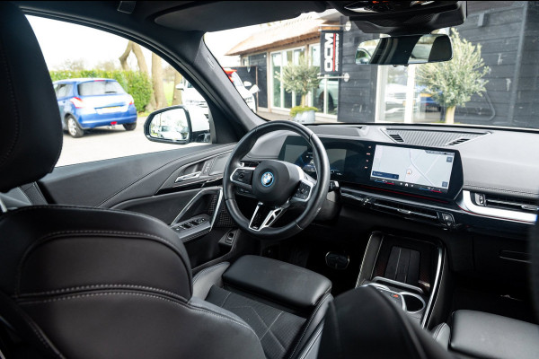 BMW iX1 EDrive 20 M Sport Live Cockpit I Mineralweiss Metallic I Head Up I Led I CarPlay I 360 Camera I M-Sportremmen rood I BTW