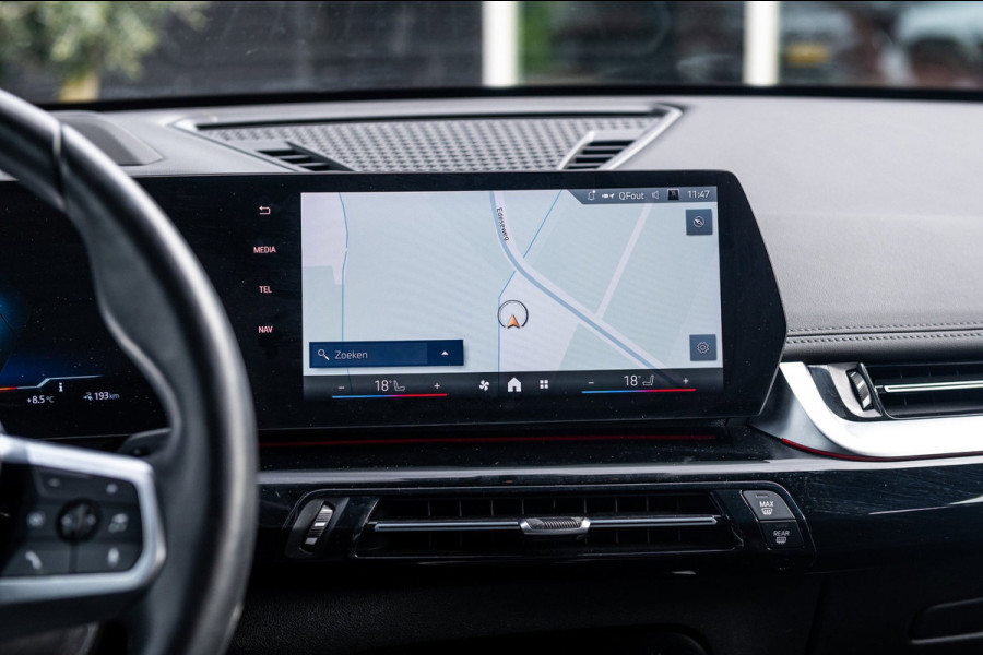 BMW iX1 EDrive 20 M Sport Live Cockpit I Mineralweiss Metallic I Head Up I Led I CarPlay I 360 Camera I M-Sportremmen rood I BTW