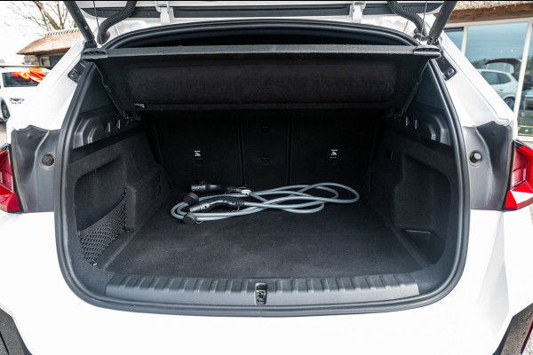 BMW iX1 EDrive 20 M Sport Live Cockpit I Mineralweiss Metallic I Head Up I Led I CarPlay I 360 Camera I M-Sportremmen rood I BTW