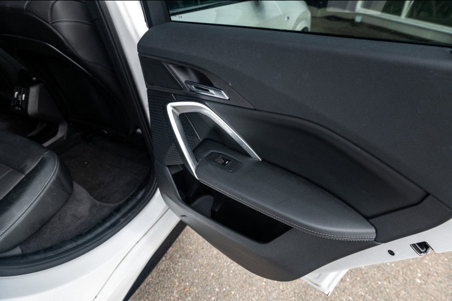 BMW iX1 EDrive 20 M Sport Live Cockpit I Mineralweiss Metallic I Head Up I Led I CarPlay I 360 Camera I M-Sportremmen rood I BTW