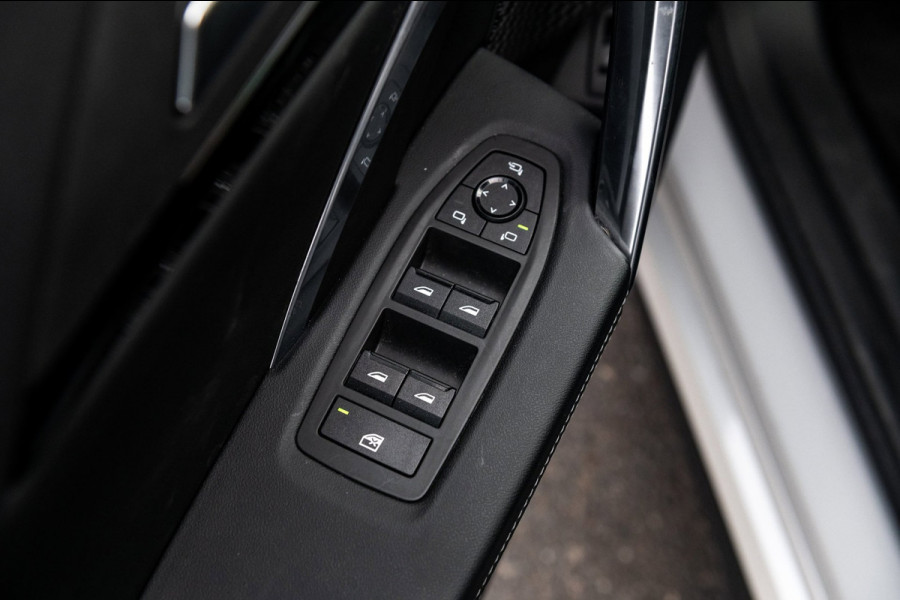 BMW iX1 EDrive 20 M Sport Live Cockpit I Mineralweiss Metallic I Head Up I Led I CarPlay I 360 Camera I M-Sportremmen rood I BTW