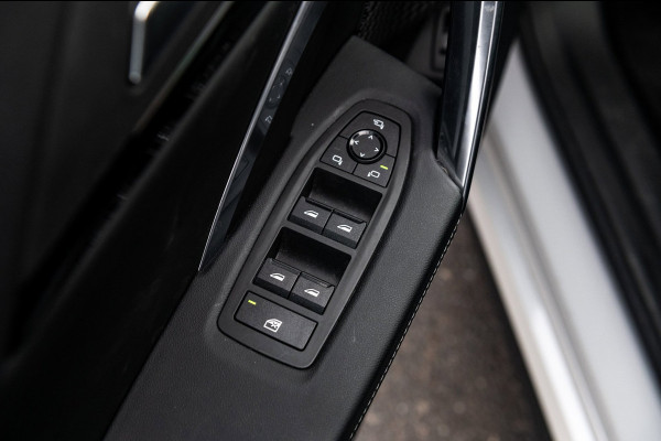 BMW iX1 EDrive 20 M Sport Live Cockpit I Mineralweiss Metallic I Head Up I Led I CarPlay I 360 Camera I M-Sportremmen rood I BTW