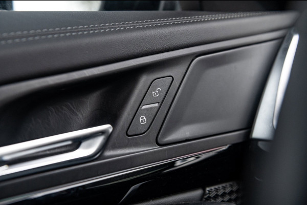 BMW iX1 EDrive 20 M Sport Live Cockpit I Mineralweiss Metallic I Head Up I Led I CarPlay I 360 Camera I M-Sportremmen rood I BTW