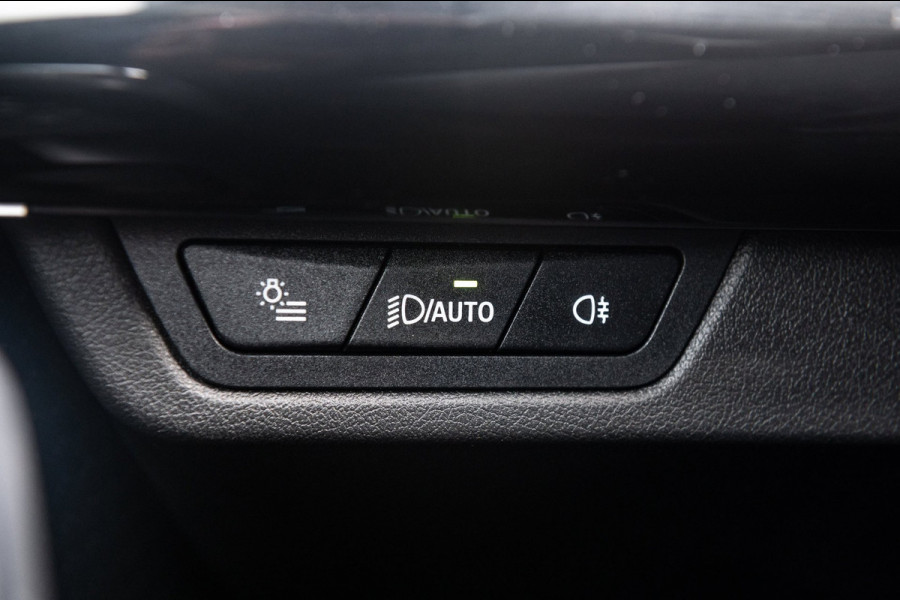 BMW iX1 EDrive 20 M Sport Live Cockpit I Mineralweiss Metallic I Head Up I Led I CarPlay I 360 Camera I M-Sportremmen rood I BTW