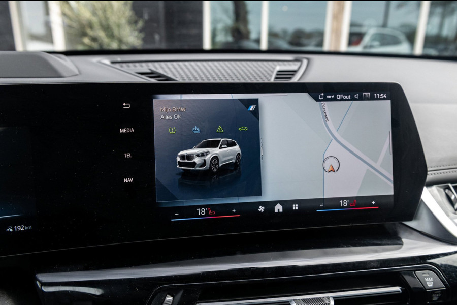 BMW iX1 EDrive 20 M Sport Live Cockpit I Mineralweiss Metallic I Head Up I Led I CarPlay I 360 Camera I M-Sportremmen rood I BTW