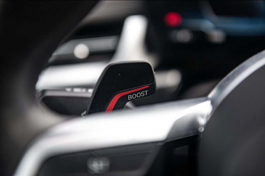 BMW iX1 EDrive 20 M Sport Live Cockpit I Mineralweiss Metallic I Head Up I Led I CarPlay I 360 Camera I M-Sportremmen rood I BTW