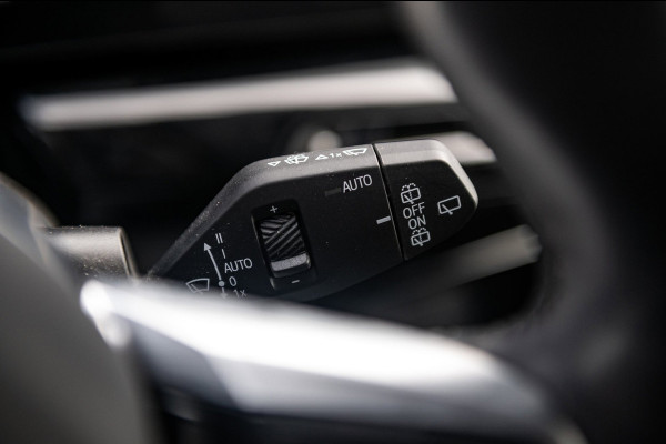 BMW iX1 EDrive 20 M Sport Live Cockpit I Mineralweiss Metallic I Head Up I Led I CarPlay I 360 Camera I M-Sportremmen rood I BTW