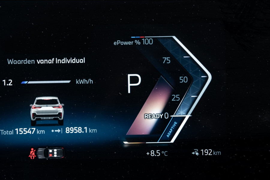 BMW iX1 EDrive 20 M Sport Live Cockpit I Mineralweiss Metallic I Head Up I Led I CarPlay I 360 Camera I M-Sportremmen rood I BTW