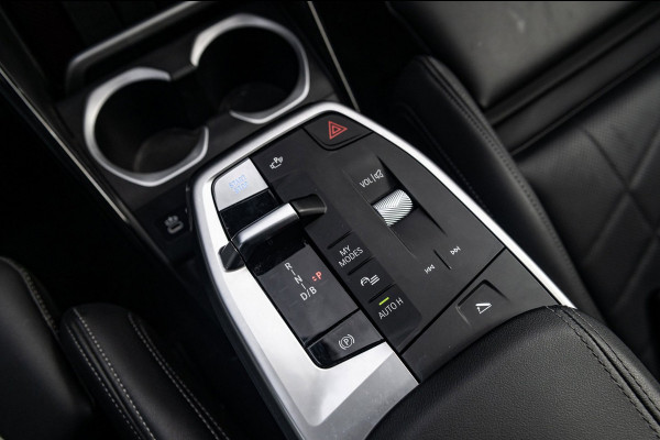 BMW iX1 EDrive 20 M Sport Live Cockpit I Mineralweiss Metallic I Head Up I Led I CarPlay I 360 Camera I M-Sportremmen rood I BTW