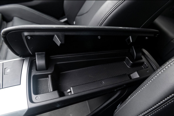 BMW iX1 EDrive 20 M Sport Live Cockpit I Mineralweiss Metallic I Head Up I Led I CarPlay I 360 Camera I M-Sportremmen rood I BTW