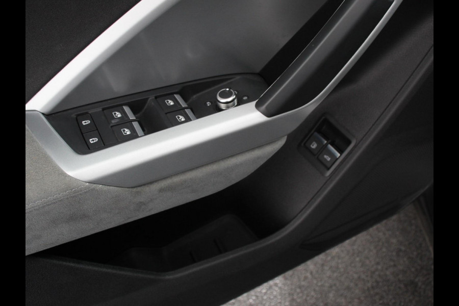Audi Q3 45 TFSI e 245pk S-Line Plus PHEV | Navigatie | Apple Carplay/Android auto | Climate Control | Adaptive Cruise Control | Electrisch bedienbare achterklep | Lichtmetalen Velgen