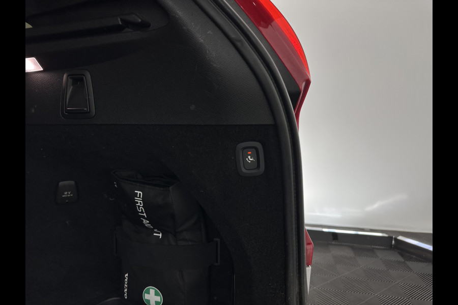 Volvo XC90 2.0 B5 AWD Inscription Intro Edition R-Design [ 7-Pers. ] Aut. *PANO | LEATHER-ALCANTARA | FULL-LED | MEMORY-PACK | BOWERS&WILKINS | BLINDSPOT | KEYLESS | DIGI-COCKPIT | NAVI-FULLMAP | PRIVACY-GLASS | HEATED-SPORTSEATS | 20''ALU | TOWBAR*