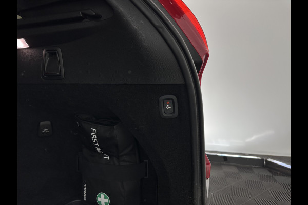 Volvo XC90 2.0 B5 AWD Inscription Intro Edition R-Design [ 7-Pers. ] Aut. *PANO | LEATHER-ALCANTARA | FULL-LED | MEMORY-PACK | BOWERS&WILKINS | BLINDSPOT | KEYLESS | DIGI-COCKPIT | NAVI-FULLMAP | PRIVACY-GLASS | HEATED-SPORTSEATS | 20''ALU | TOWBAR*