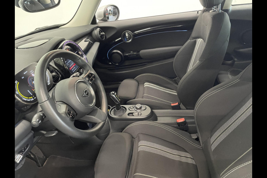 MINI Electric Essential 33 kWh Automaat | Navigatie | Apple Carplay/ Android Auto | Parkeersensoren achter | Cruise Control | Stoelverwarming | Virtual Cockpit | Climate Control
