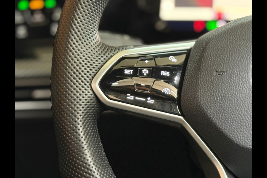 Volkswagen Golf 1.5 TSI R-Line 150pk | Pano | IQ Light | Black Style | Harman Kardon | Head up | ACC | BOMVOL !