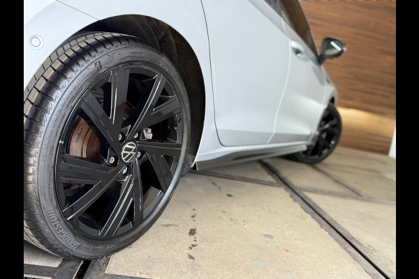Volkswagen Golf 1.5 TSI R-Line 150pk | Pano | IQ Light | Black Style | Harman Kardon | Head up | ACC | BOMVOL !