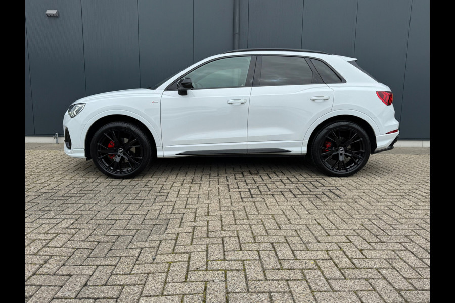 Audi Q3 35 TFSI S Line Edition * Panorama * Trekhaak * Stoelverwarming * Camera *