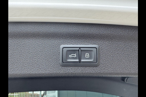 Audi Q3 35 TFSI S Line Edition * Panorama * Trekhaak * Stoelverwarming * Camera *