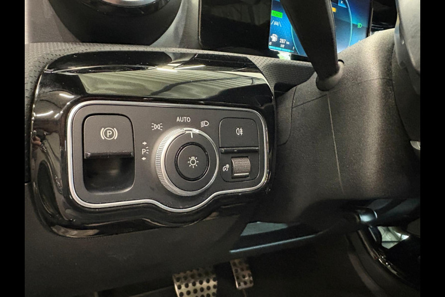 Mercedes-Benz A-Klasse 250 e AMG Line Panoramadak Cruise Control Full LED Matrix PDC VA+Camera 18" Velgen Side Assist Trekhaak Stoelverwarming