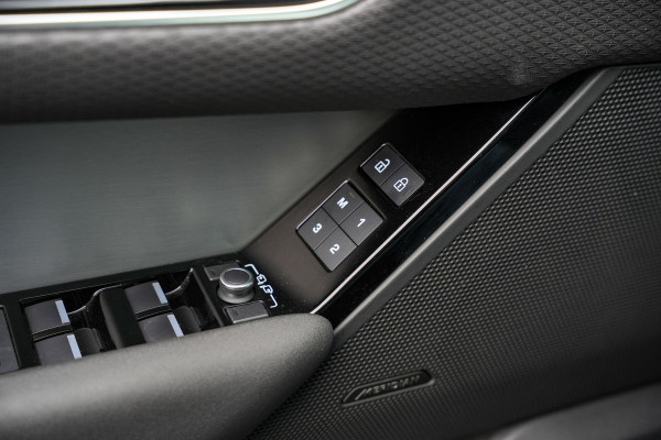 Land Rover Range Rover Velar 2.0 P400e Edition Panoramadak Meridian Memory Camera Panoramadak Trekhaak R-Dynamic Stoel/Stuur Verwarming