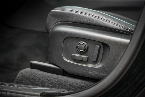 Land Rover Range Rover Velar 2.0 P400e Edition Panoramadak Meridian Memory Camera Panoramadak Trekhaak R-Dynamic Stoel/Stuur Verwarming