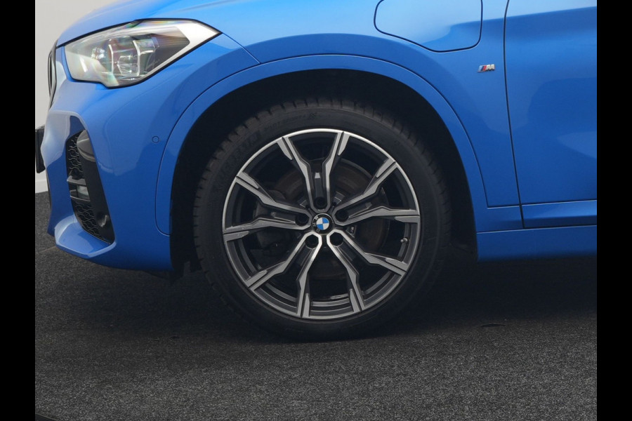 BMW X1 xDrive25e M Sport PHEV 221pk Dealer O.H | Trekhaak Afn. | Panodak | Camera | Sportstoelen & Sportstuur Verwarmd | Hifi Audio | Cruise Control | Sfeerverlichting | Navigatie | DAB | 19"L.M | Plug In Hybrid |
