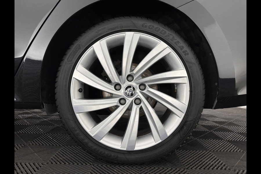 Škoda Octavia Combi 1.0 TSI Style (INCL-BTW) *PANO | FULL-LED | LANE-ASSIST | DIGI-COCKPIT | HEATED-COMFORTSEATS | NAVI-FULLMAP | PRIVACYGLASS | KEYLESS | DAB | ECC | PDC | CRUISE | TOWBAR | 18''ALU*