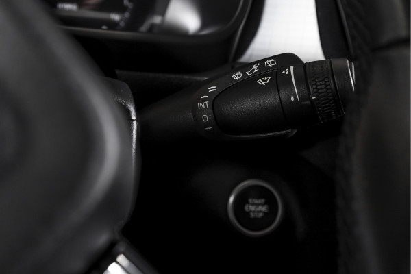 Volvo XC40 1.5 T4 Recharge Inscription Expression | Elek. Trekhaak | Dig. Cockpit | Cruise | Stoel-+Stuurverw. | Leder | Elek. Klep | PDC | Camera | NAV+App. Connect | ECC | LM 18" | 0676