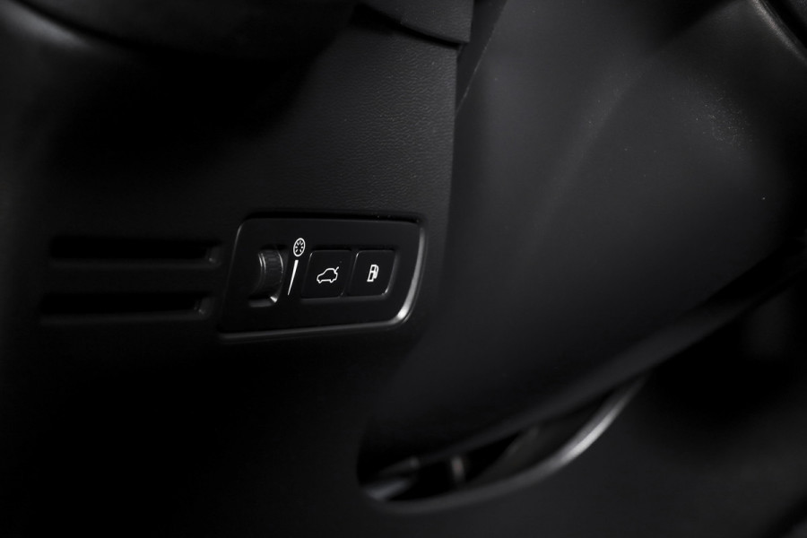 Volvo XC40 1.5 T4 Recharge Inscription Expression | Elek. Trekhaak | Dig. Cockpit | Cruise | Stoel-+Stuurverw. | Leder | Elek. Klep | PDC | Camera | NAV+App. Connect | ECC | LM 18" | 0676