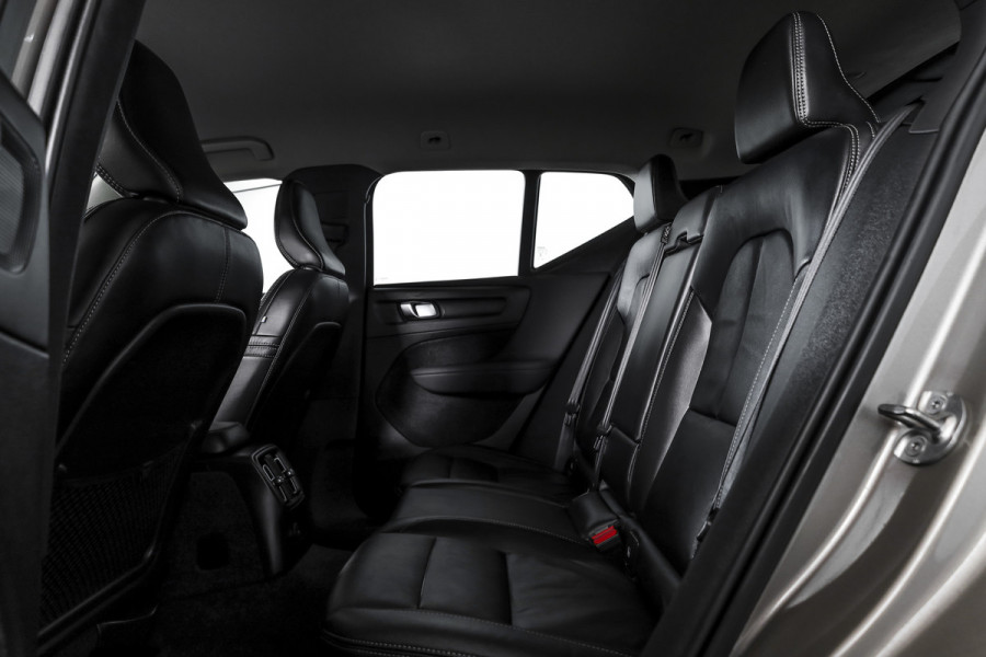 Volvo XC40 1.5 T4 Recharge Inscription Expression | Elek. Trekhaak | Dig. Cockpit | Cruise | Stoel-+Stuurverw. | Leder | Elek. Klep | PDC | Camera | NAV+App. Connect | ECC | LM 18" | 0676