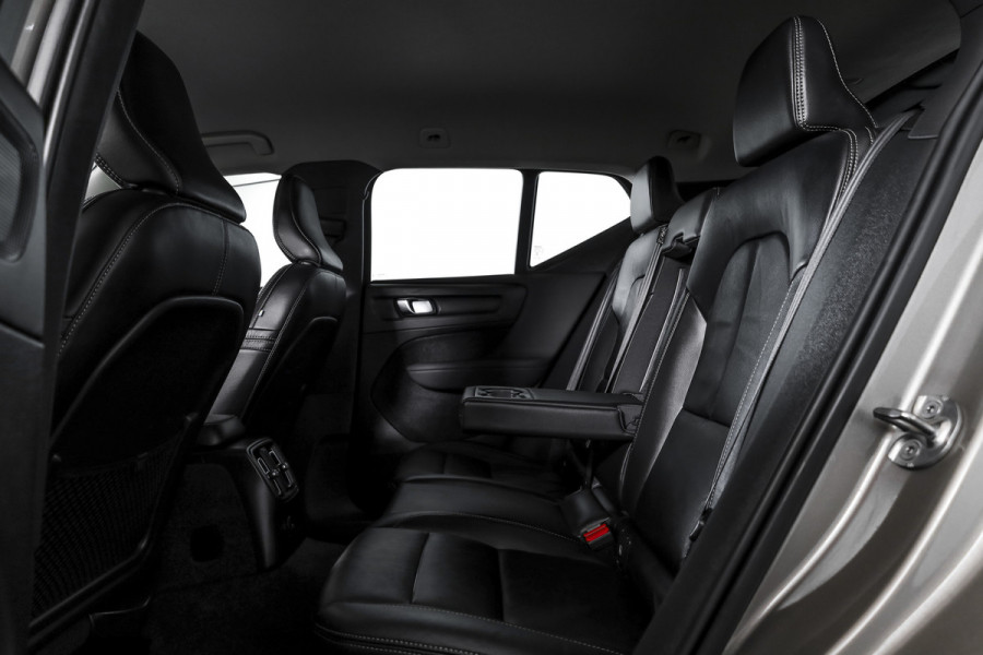 Volvo XC40 1.5 T4 Recharge Inscription Expression | Elek. Trekhaak | Dig. Cockpit | Cruise | Stoel-+Stuurverw. | Leder | Elek. Klep | PDC | Camera | NAV+App. Connect | ECC | LM 18" | 0676