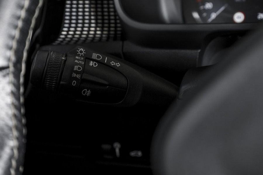 Volvo XC40 1.5 T4 Recharge R-Design | Dig. Cockpit | Elek. Klep | Cruise | PDC | NAV+App. Connect | LED | ECC | LM 19" | 2282